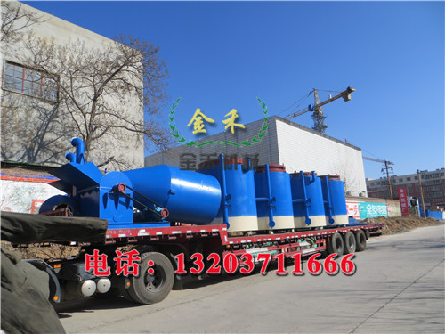 
廣西柳州客戶向我廠訂購(gòu)的木屑炭化機(jī)成套設(shè)備發(fā)貨現(xiàn)場(chǎng)